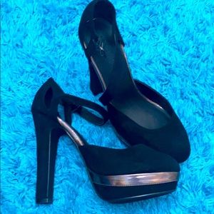 BLACK CLOSED TOE HEELS